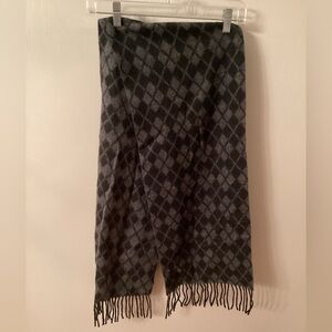 CLUB ROOM BLACK AND GREY ARGYLE FRINGED 100% CASHMERE SCARF